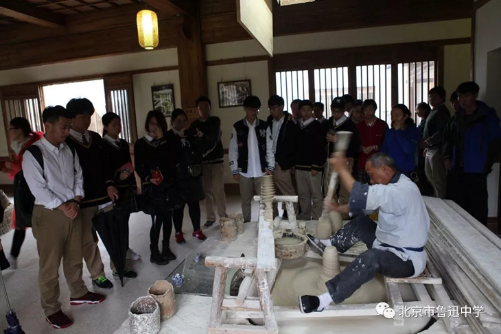 02同学们参观古法拉坯.webp.jpg
