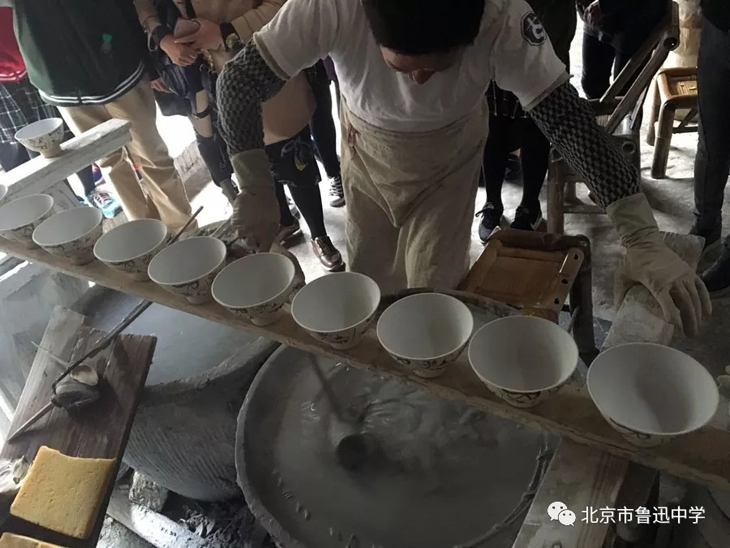 06老手艺人向同学们展示施釉.webp.jpg