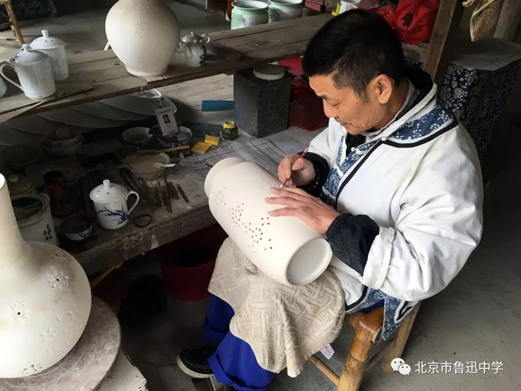 09这位老师傅正在制作的是玲珑瓷.webp.jpg