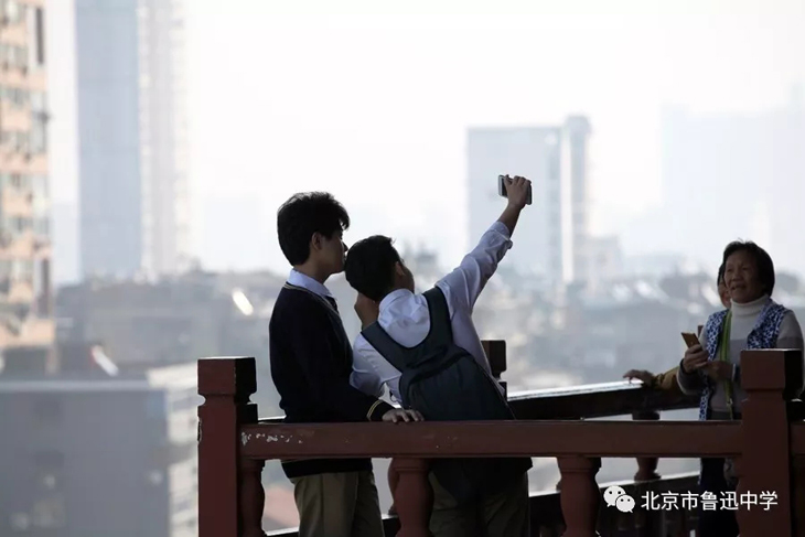 07同学们在滕王阁上驻足留影.webp.jpg