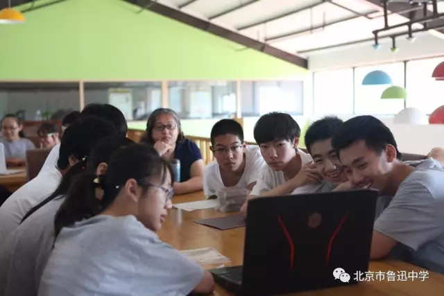 02同学们观看了回顾一年活动的视频.webp.jpg