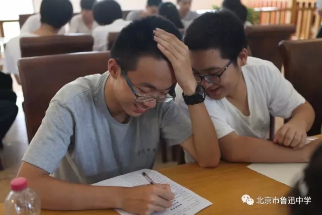 03同学们在问卷上对一年来参加的各项活动进行评价.webp.jpg