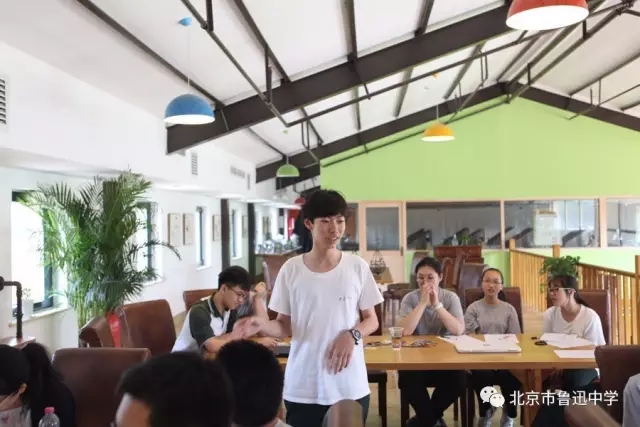 09两位同学给每个小组的同学准备.webp.jpg