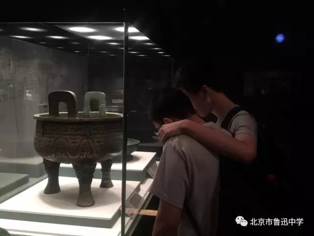 06同学们在参观一件三足鼎.webp.jpg