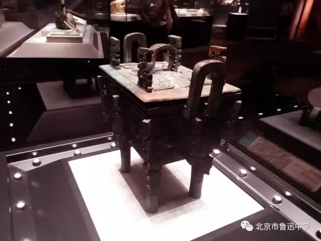 08展出的噩仲铜方鼎.webp.jpg