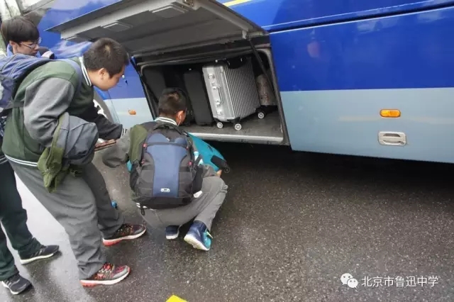20每到一个地方男生都抢着装行李.webp.jpg