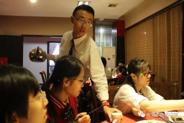 21我们的桌长，不仅会提要求，还能事无巨细地为大家服务。.webp.jpg