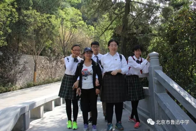 32平时严苛的胡老师，展现出妈妈一样温柔的一面。胡老师，我们都喜欢您游学中的样子.webp.jpg