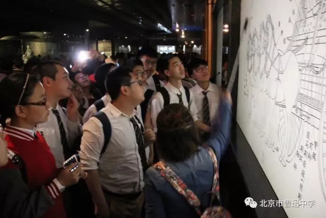 04同学们认真听讲解员介绍铜马车的卓越工艺和历史价值.webp.jpg