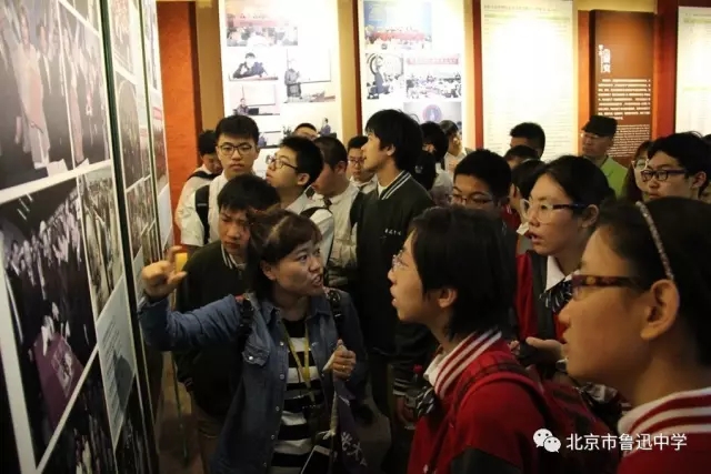 05同学们听讲解员介绍兵马俑的发掘过程.webp.jpg
