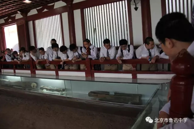 19笃志班师生在华清宫温泉遗址参观.webp.jpg