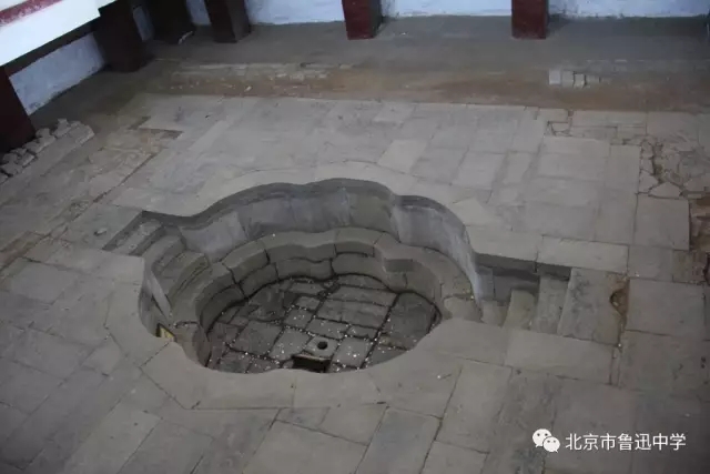 18华清宫温泉用水讲究，装饰华丽，依稀可以看到当年的风采。.webp.jpg