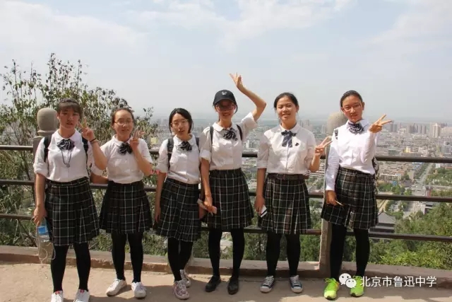 21同学们在华清宫合影.webp.jpg