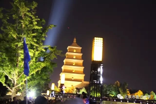 22夜幕下的大雁塔灯光璀璨，喷泉随音乐而舞动，一幅大唐的盛世景象跃然眼前.webp.jpg
