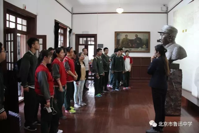 15讲解员为同学们介绍“为人民生，为人民死；以革命始，以革命终”的杨虎城将军.webp.jpg