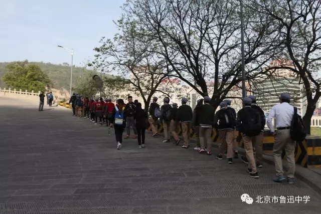 01早饭过后，迎着金色的阳光同学们朝宝塔山出发.webp.jpg