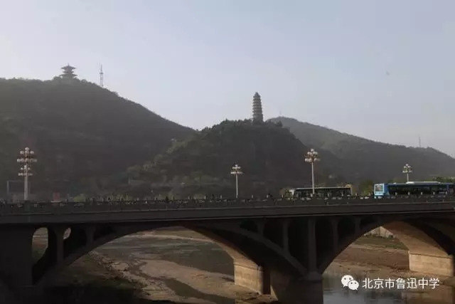 02巍巍宝塔山 滚滚延河水.webp.jpg
