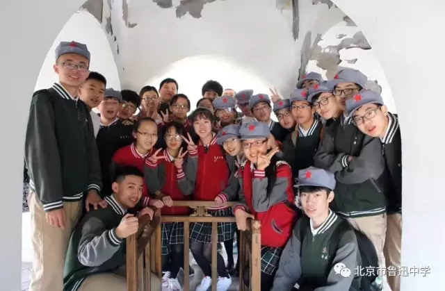 12所有同学都成功登塔之后，同学们留下这张珍贵的合影。.webp.jpg