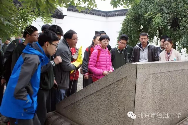 02同学们认真聆听导游讲解网师园的历史.webp.jpg