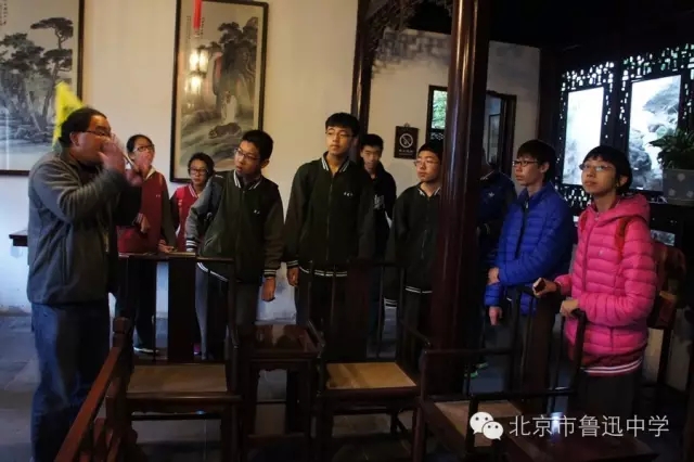 03同学们听导游介绍不同房间的构造特征及用途.webp.jpg