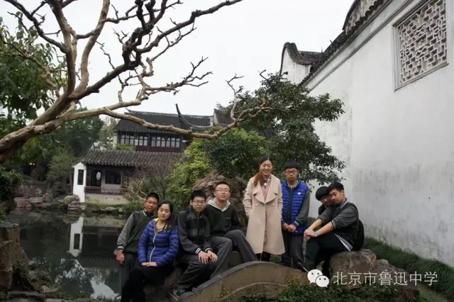 04笃志班师生在网师园内合影.webp.jpg