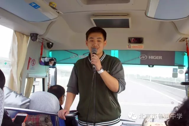11返程前付明禹同学代表全班同学向随行的导游、司机致谢.webp.jpg
