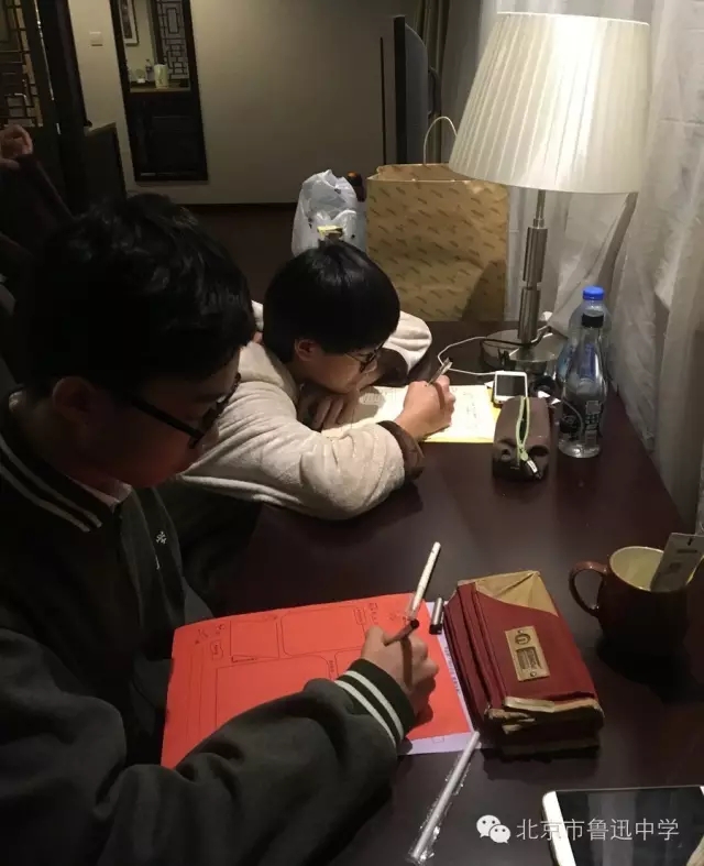 12同学们晚上在酒店完成社会实践记录卡.webp.jpg
