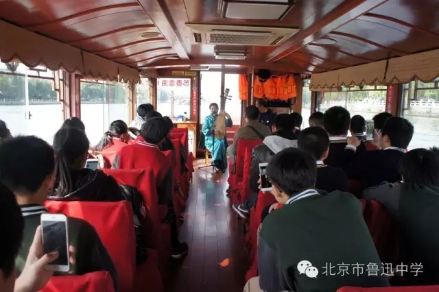 07同学们欣赏苏州评弹《太湖美》、《秦淮景》等曲目.webp.jpg