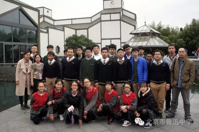 09笃志班师生在苏州博物馆合影.webp.jpg