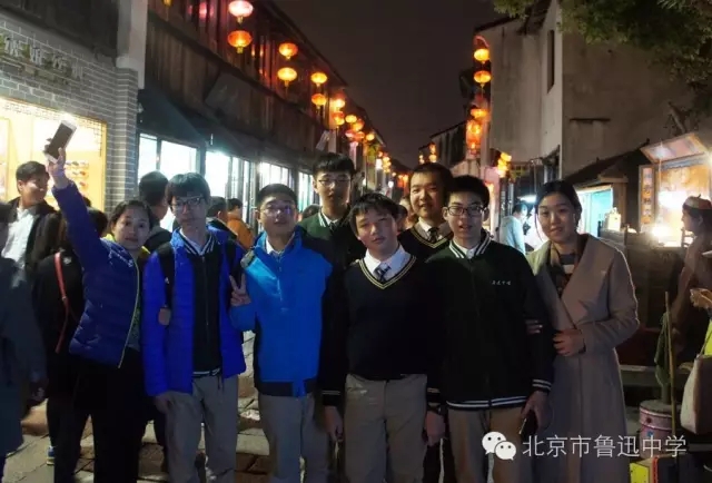 15笃志班师生在山塘街合影.webp.jpg