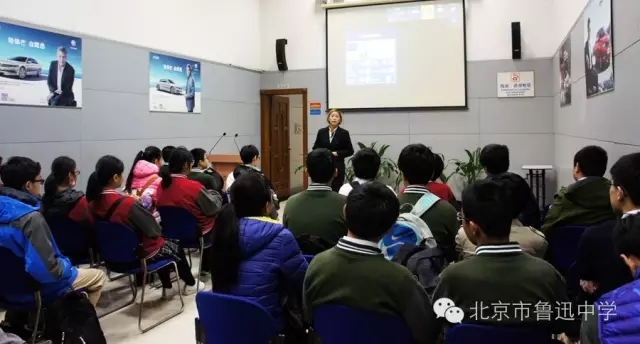 02同学们观看企业宣传片.webp.jpg