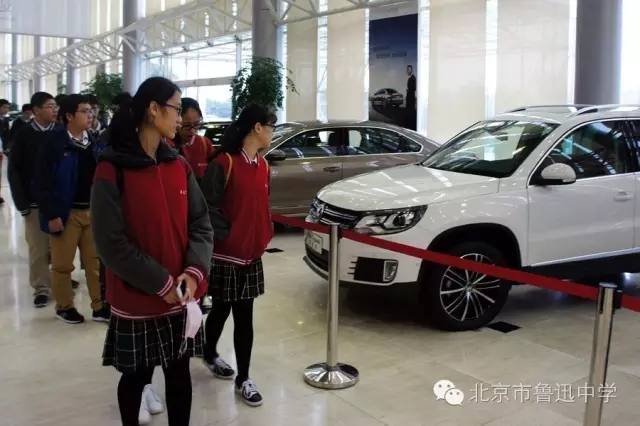 04同学们饶有兴味地参观.webp.jpg