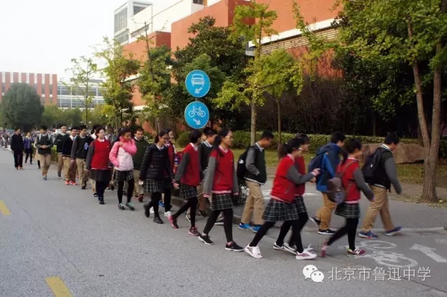 21同学们在志愿者的带领下游览交大校园.webp.jpg