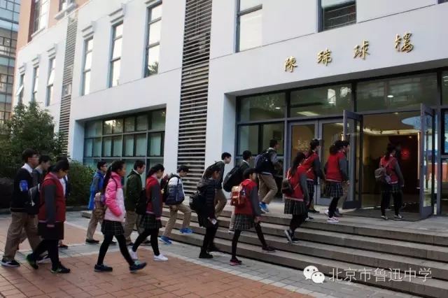 22同学们前往位于陈瑞球楼的校史馆参观.webp.jpg