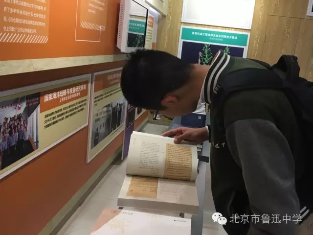 27季松涛同学在翻阅交大出版的书籍.webp.jpg