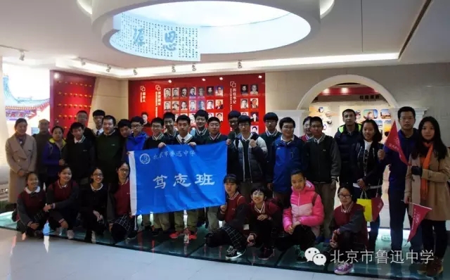 28同学们和热心志愿者合影.webp.jpg
