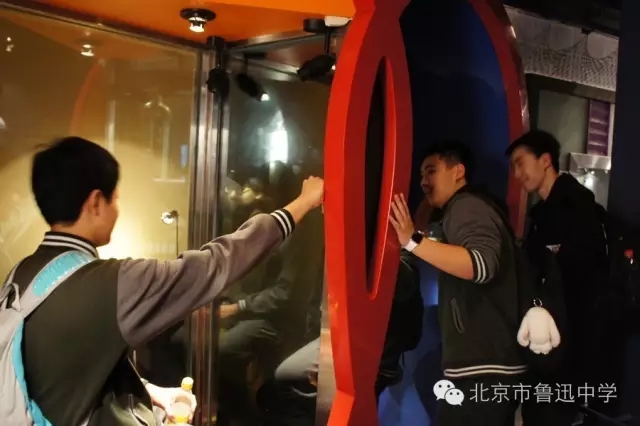 19透过这面奇异的镜子，到底看到谁的脸？.webp.jpg