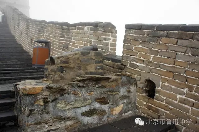 23锈迹斑斑的大炮似乎在提醒着我们这片.webp.jpg