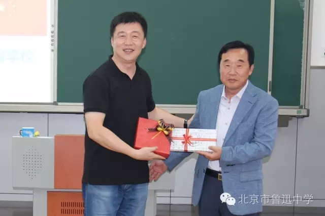 06我校刘继昆主任作为学校代表与韩国友好校郑关玉团长交换礼物.webp.jpg