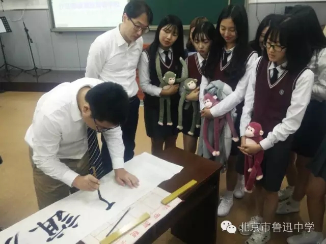11马铭阳同学现场书写了“友谊长存”四.webp.jpg