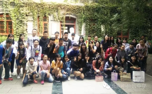 15出发前在学校合影.webp.jpg