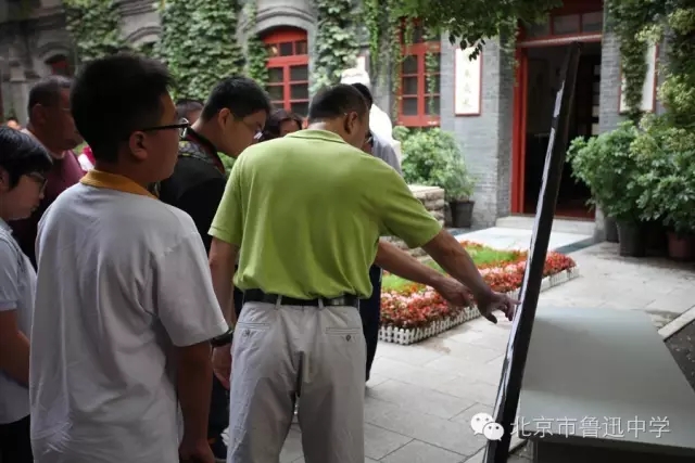 02家长和学生查看报名名单.webp.jpg