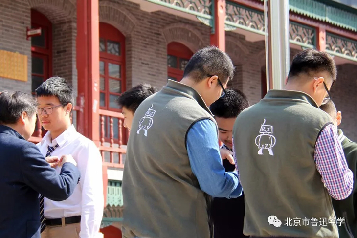 09为科技队员授予科技徽章.webp.jpg