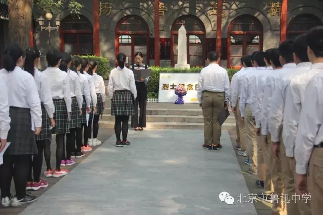05班主任汪肖楠老师对同学.webp.jpg