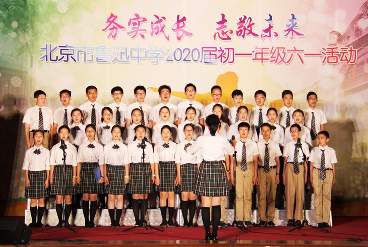 09 IMG_3513初一4班：《让我们荡起双桨》、《友谊地久天长》.jpg