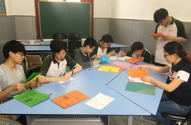 04蓝图组的同学在进行过程性研讨.jpg