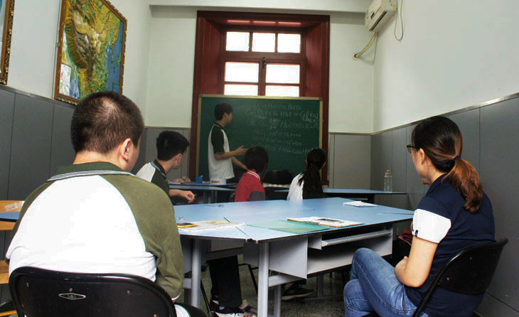 05化学组的同学在针对实验方案进行讨论.jpg