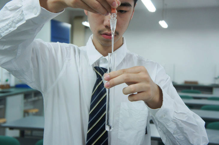 07化学组苏心宇在进行实验探究.jpg